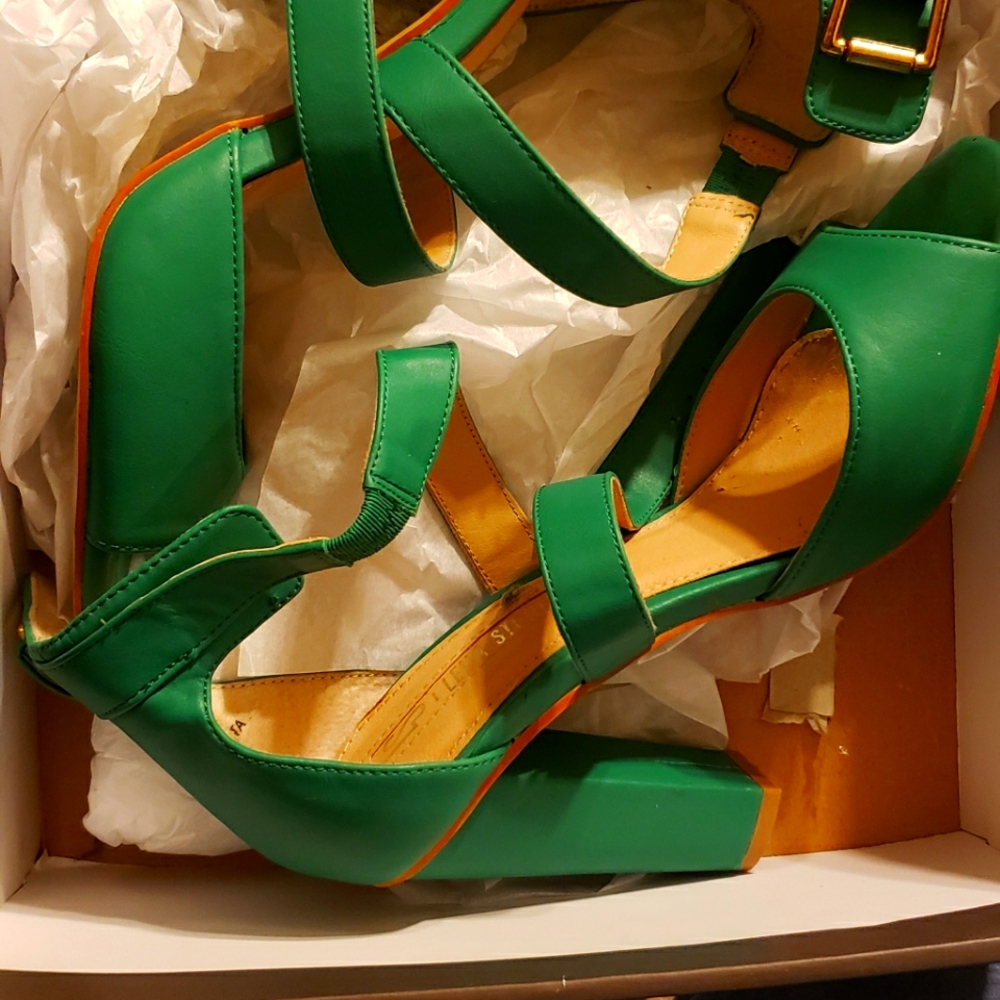 Leila Stone Britta Green 8 in Box